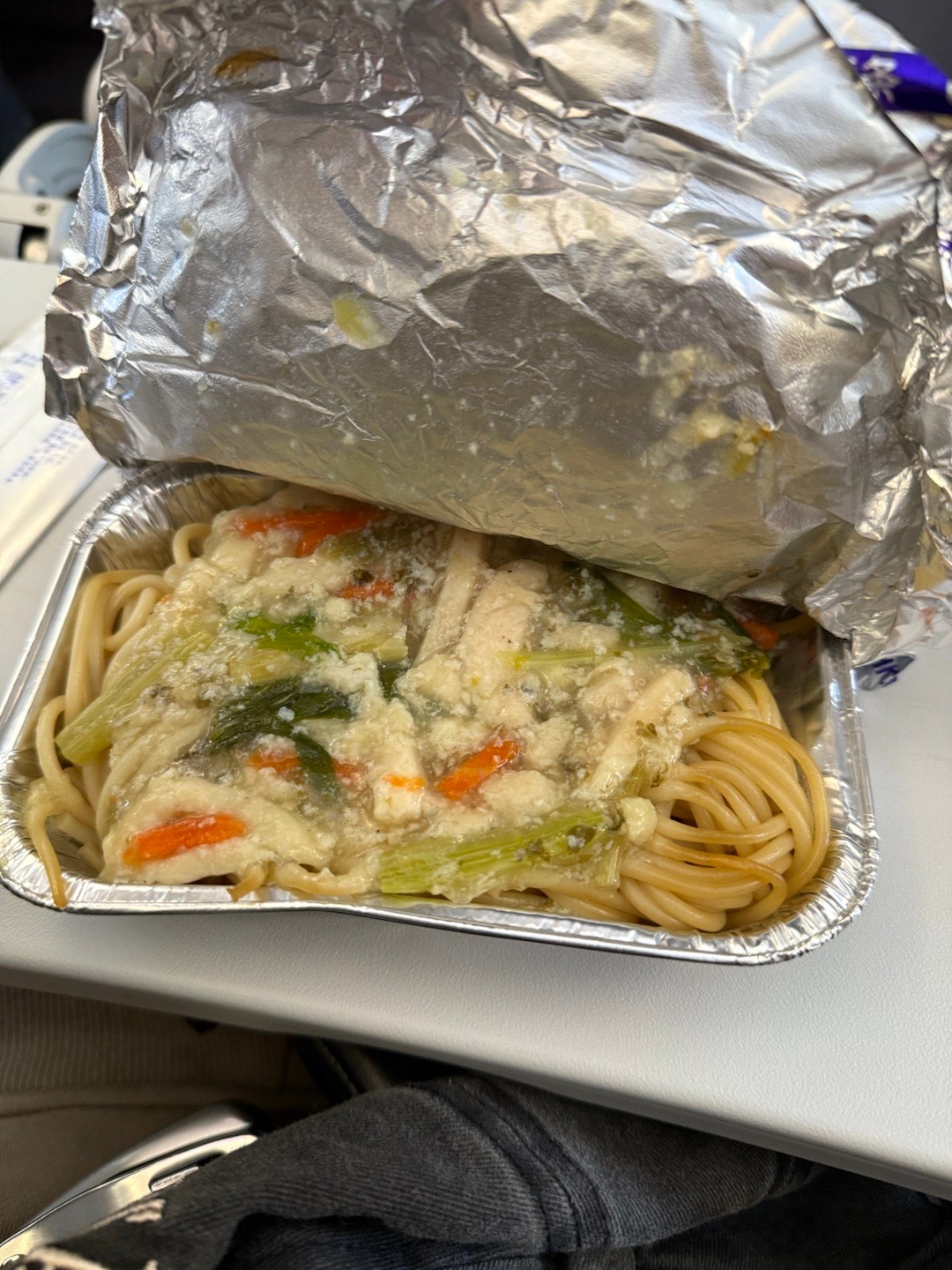 遇到过的最歹毒的飞机餐……鼓起勇气吃了一口立马盖上 成都航空你谋害我 ​​​