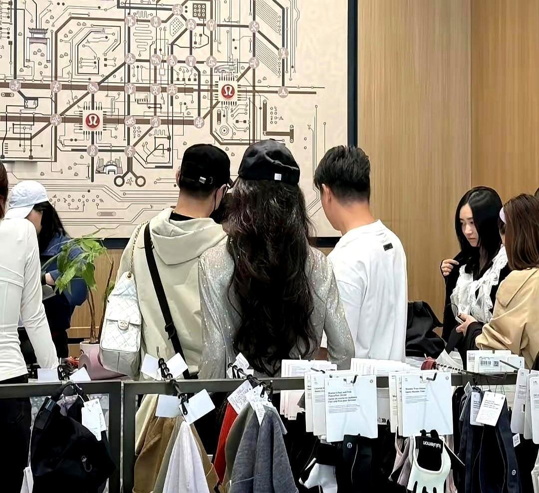 离婚后第7个月，妈妈带着10岁的女儿爬上几十米高的悬索，爸爸在给新女友挑衣服买单