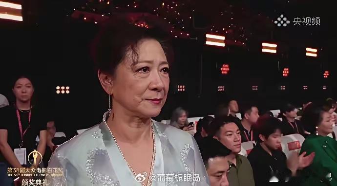 76岁王馥荔含泪一幕，看哭不少人！儿子王骁凭借《南京照相馆》老金一角，斩获最佳男