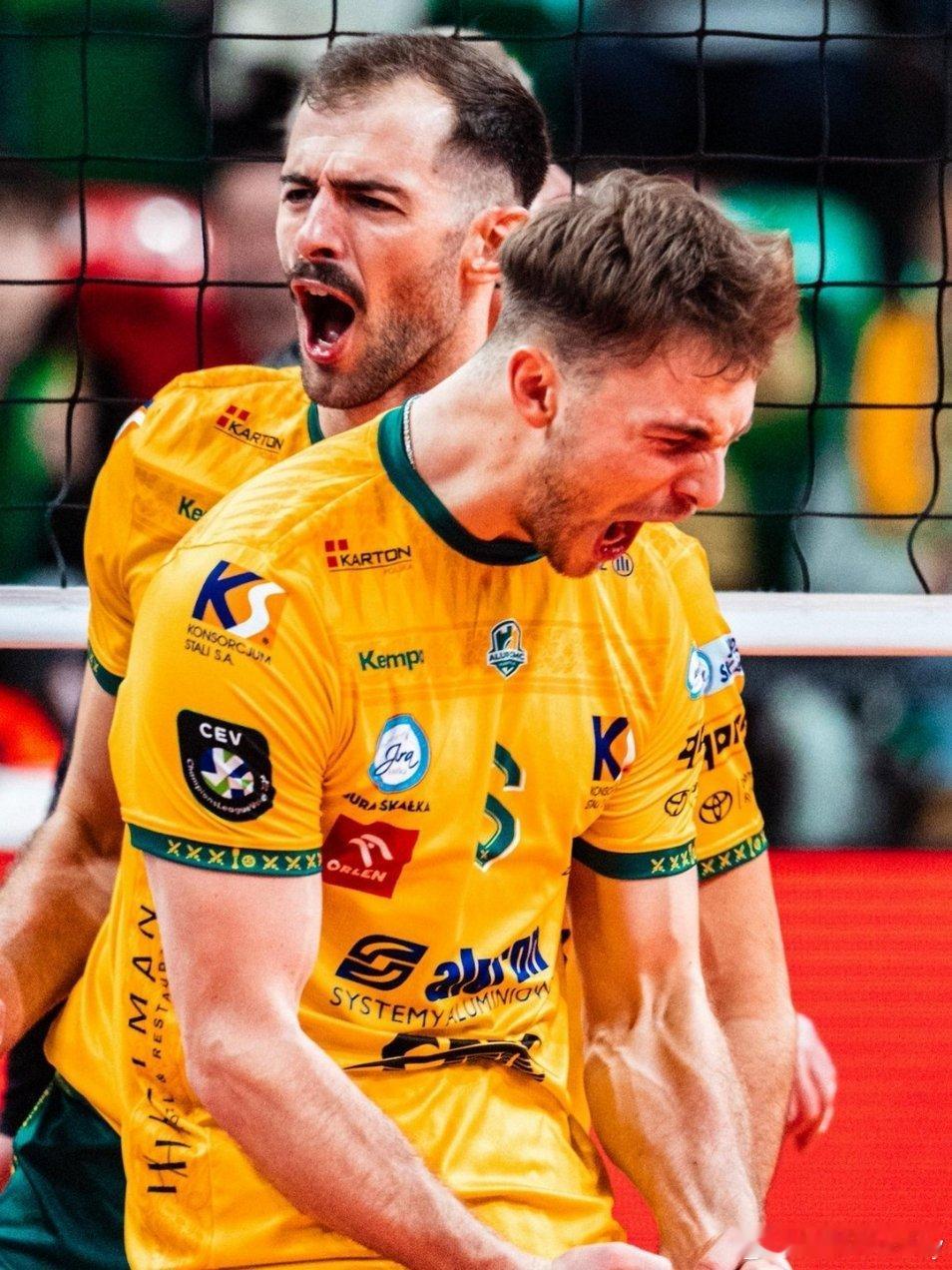 维尼亚尔斯基率领扎维尔切赢得了连续第六场全取三分的胜利！✅ 3-0：巴尔科姆-卡