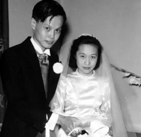 1938年,16岁的杨振宁跳级考入西南联大,一心扑在物理研究上。

谁能想到,这