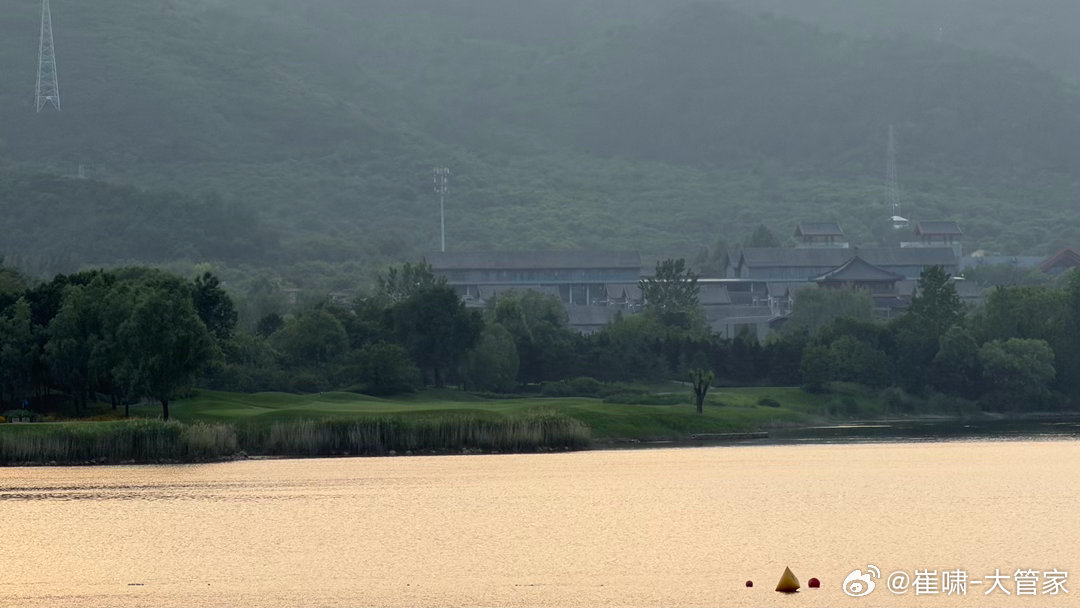 因为明天早上在这边有个活动，所以今天来雁栖湖附近住一晚上。远远地看到了雁栖湖高尔