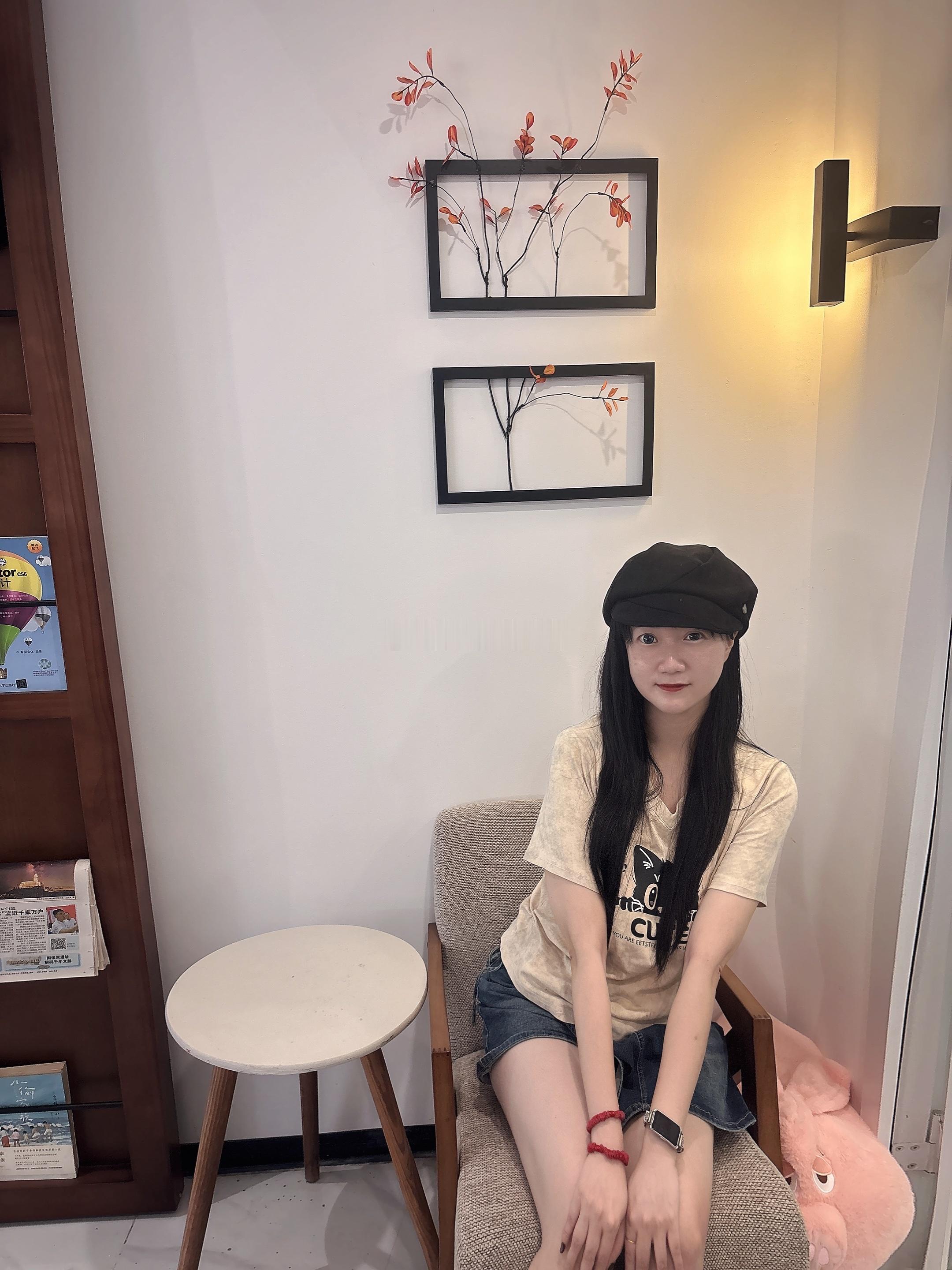 设计+咖啡=？今天去了一家把两者结合得很好的店。坐在窗边发呆，感觉时间都慢下来了