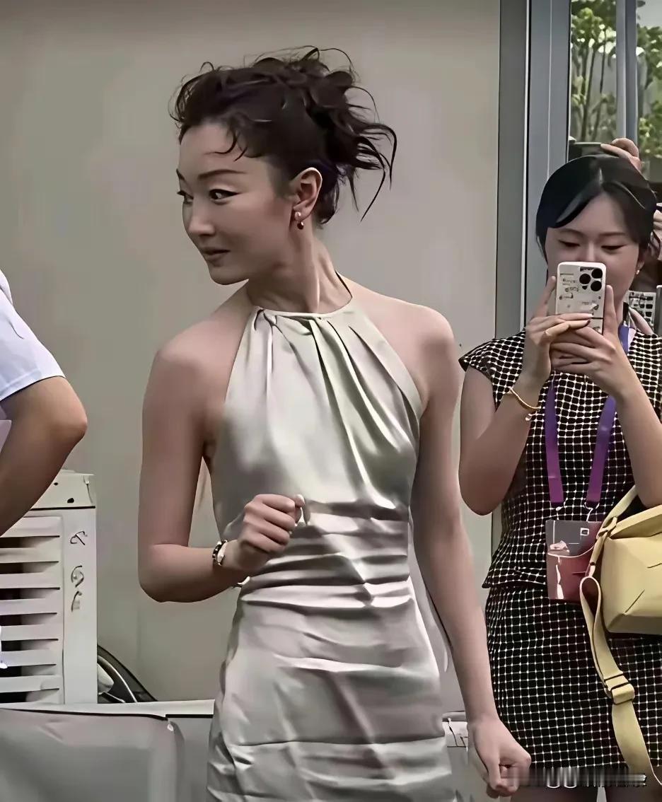 周冬雨穿银灰色裙子那造型，真有点显干巴。银灰色本身就偏冷调，少了些温暖柔和感。周