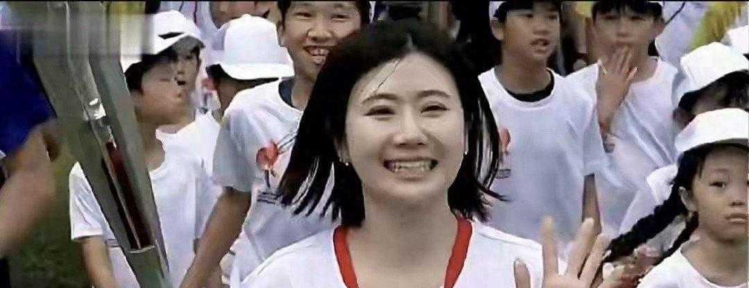 产后仅半年！福原爱化身亚运火炬手尽显少女风姿
37岁福原爱担任亚运火炬手，状态十