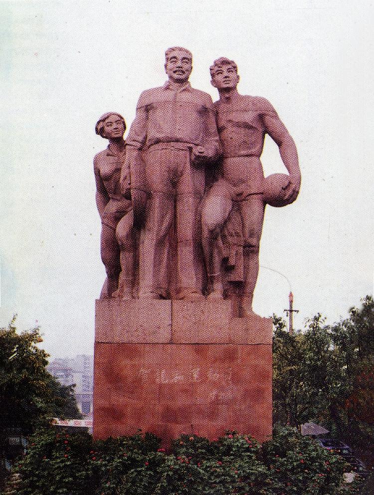 新中国成立后，贺龙主政大西南，直到1954年亦调任国务院副总理。他在渝期间推动的