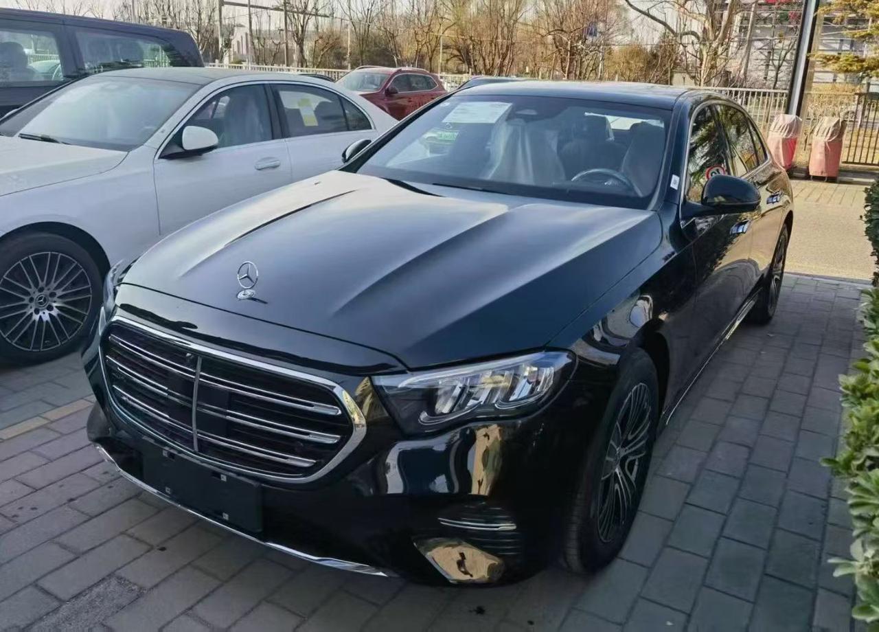 奔驰E260L的外观其实变得越来越漂亮了，从外观你已经很难区分到底是300还是2