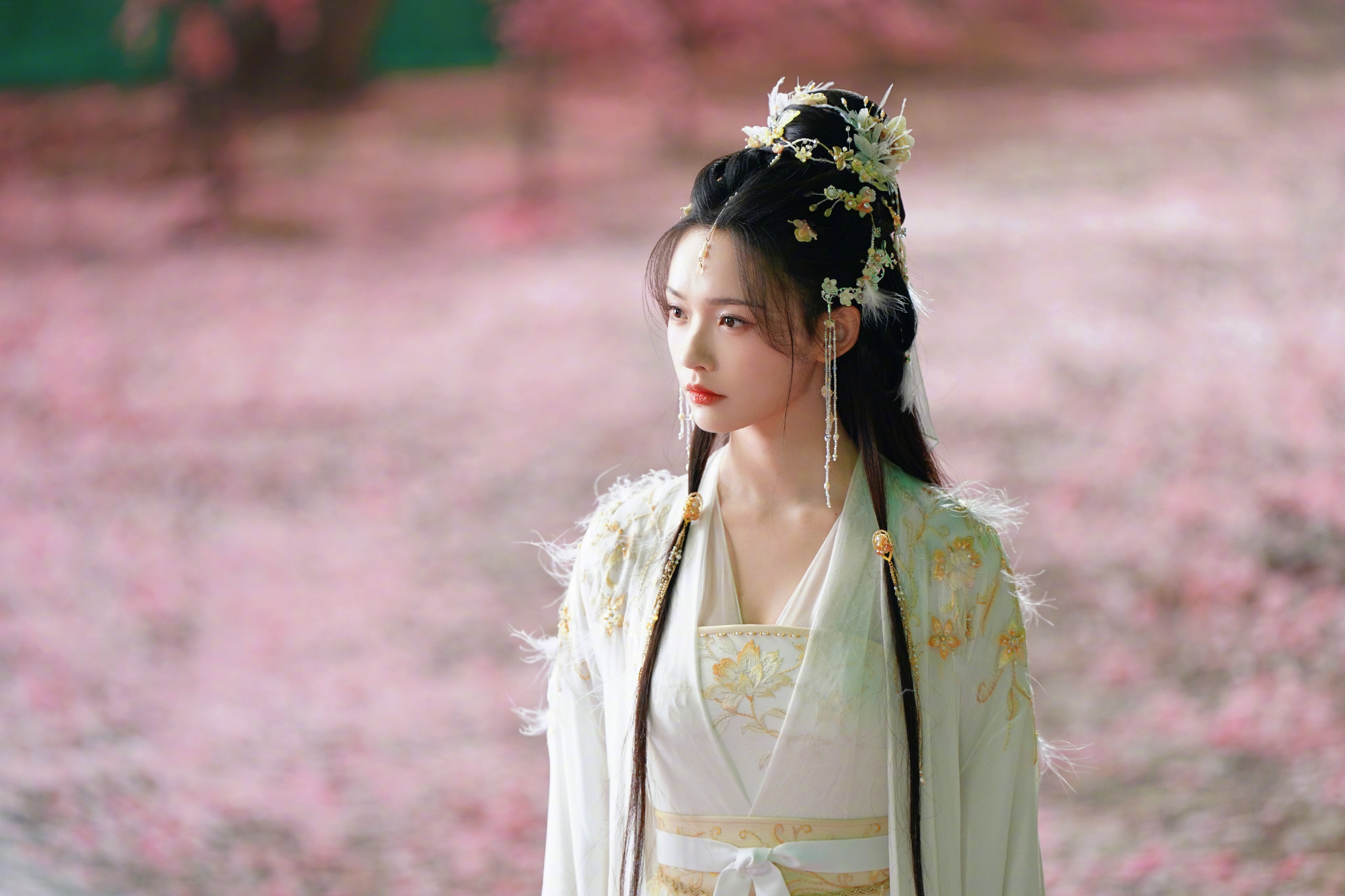 林允 那年杏花微雨 漫天杏花为她而来！林允《水龙吟》花海剧照美到心巴，绣金白衣襦