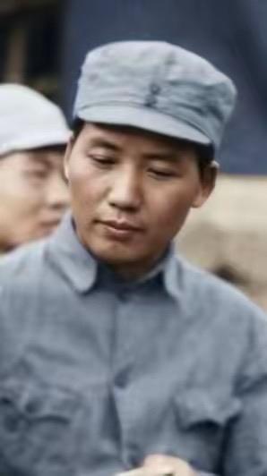 到今天为止，咱们的影视剧中还没有主席戴八路军帽的形象出来，古月王霙及校长都是红军