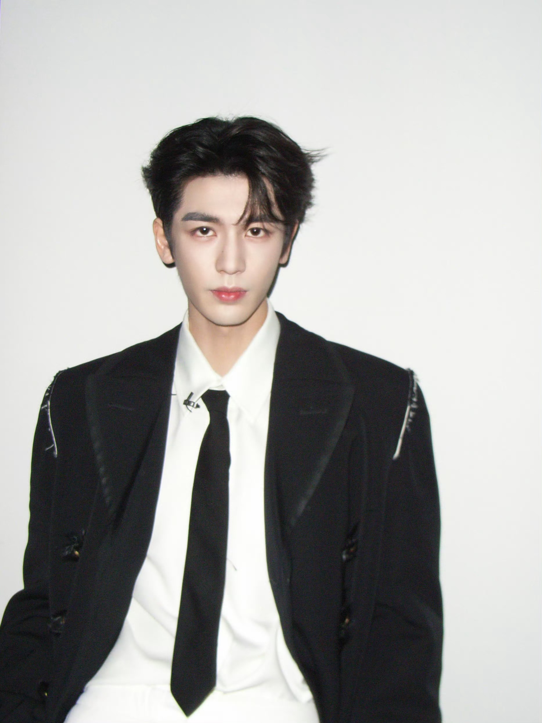 张凌赫好六时装周限定照 张凌赫好六时装周限定照掉落，帅成啥样了，今晚见啊[期待]