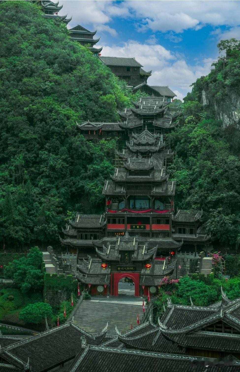 重庆避险转移立法落地，“听劝撤离”已是法定义务
——从彭水山体崩塌之殇看重庆专项