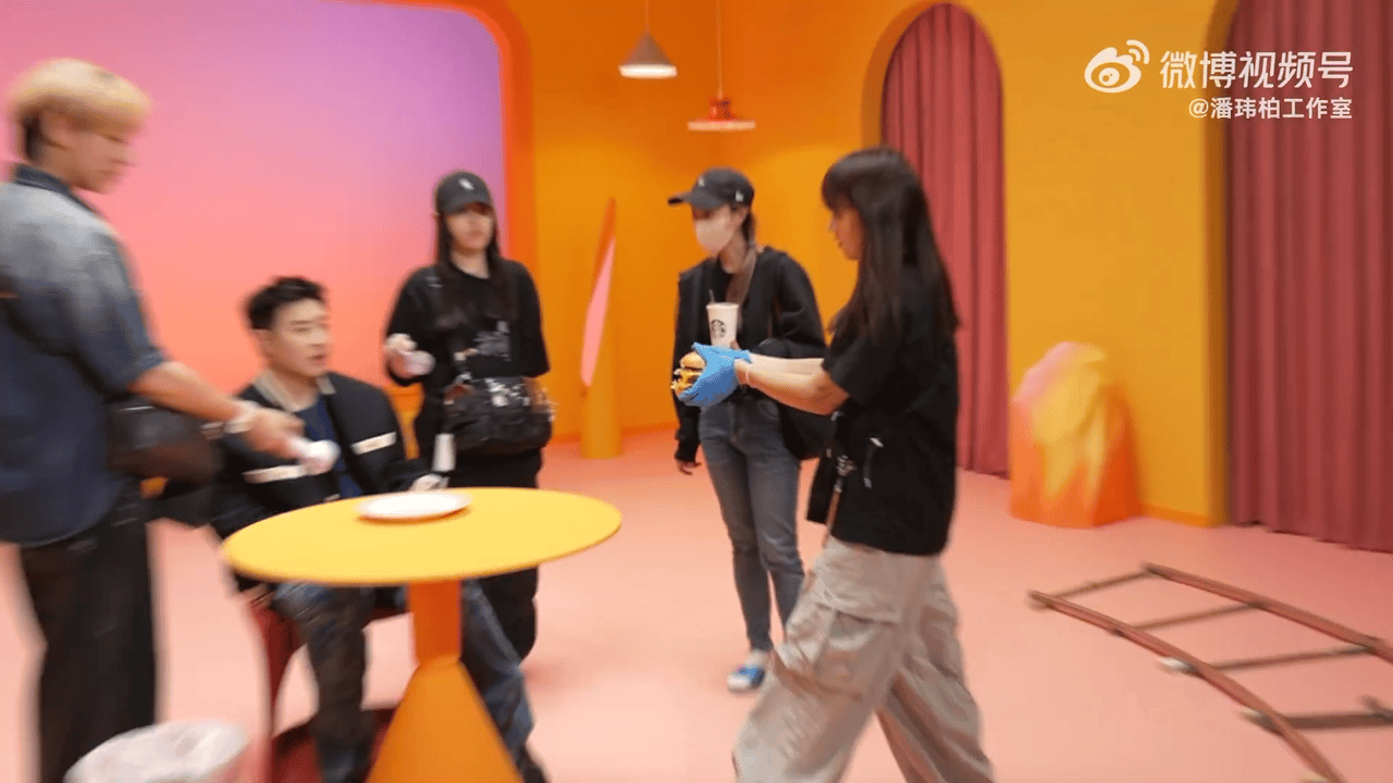 潘玮柏爱不爱情不知道反正爱吃潘玮柏一看就是个小吃货，这个享受的样子，简直是对食物