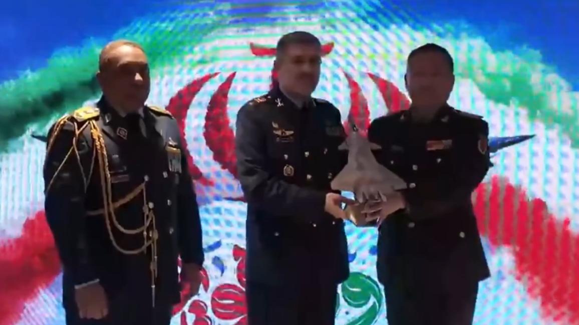 美大军压境之际，中国武官送伊朗歼-20模型，早就给过伊朗机会

据伊朗媒体报道，