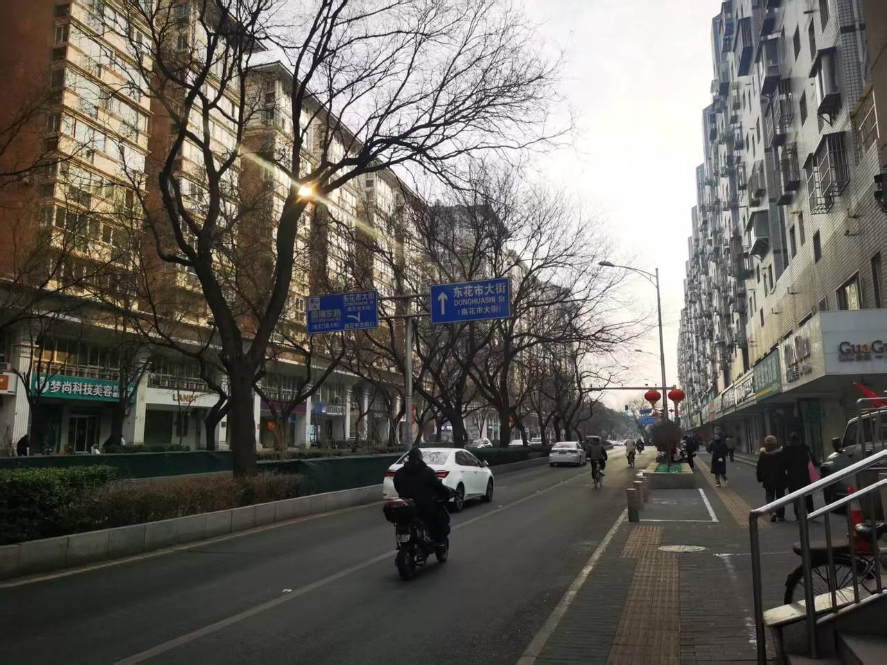 在北京得学会坐公交
         昨天3月5号，“两会”头一天，坐公交有点挤