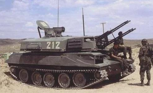 美国谢里登轻型坦克，伪装为 ZSU-23-4，用于训练作战目的，欧文堡，1985