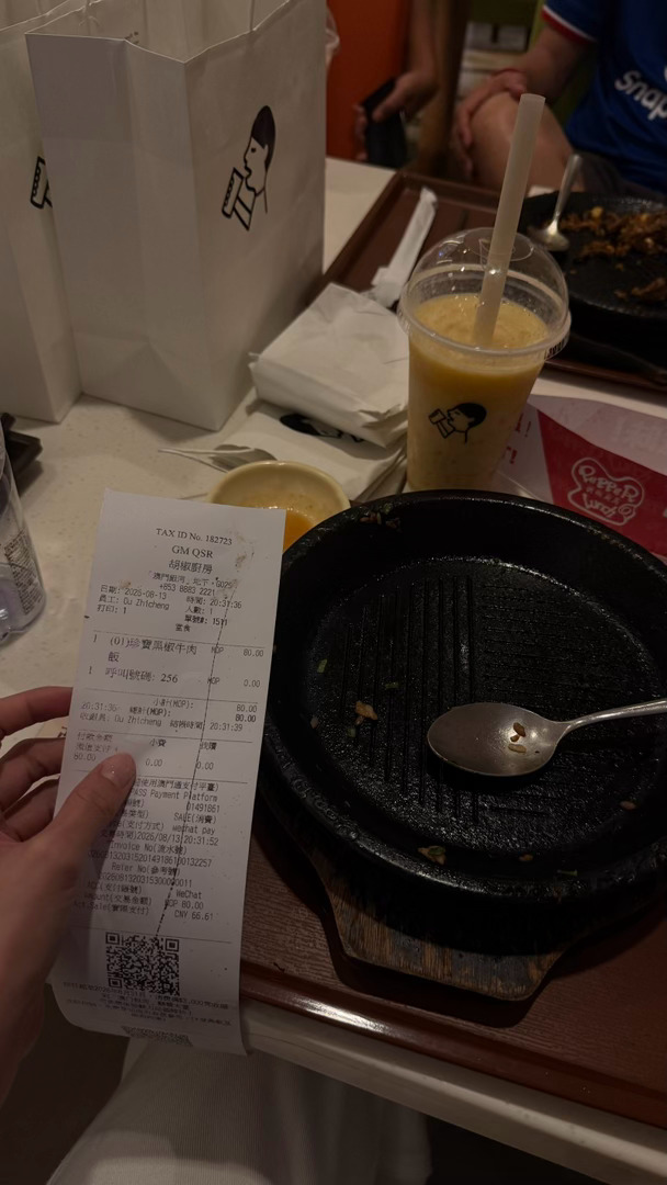 就差把舌头伸出来舔盘子了，还能再吃一碗大米饭
