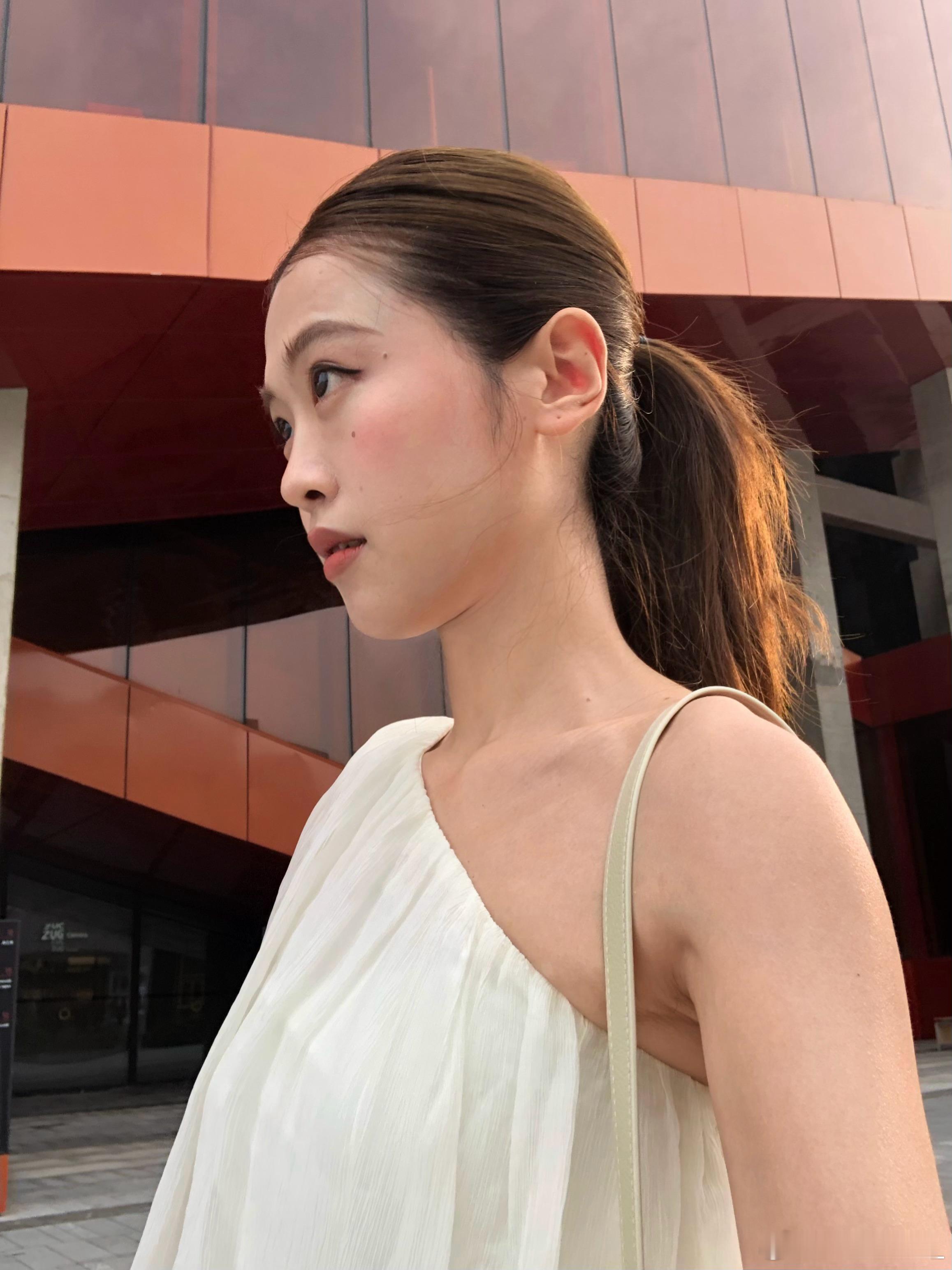 今晚8点抖音直播 twinkle闪那个号 我胖胖地来卖美妆了宝宝们  但是我会开