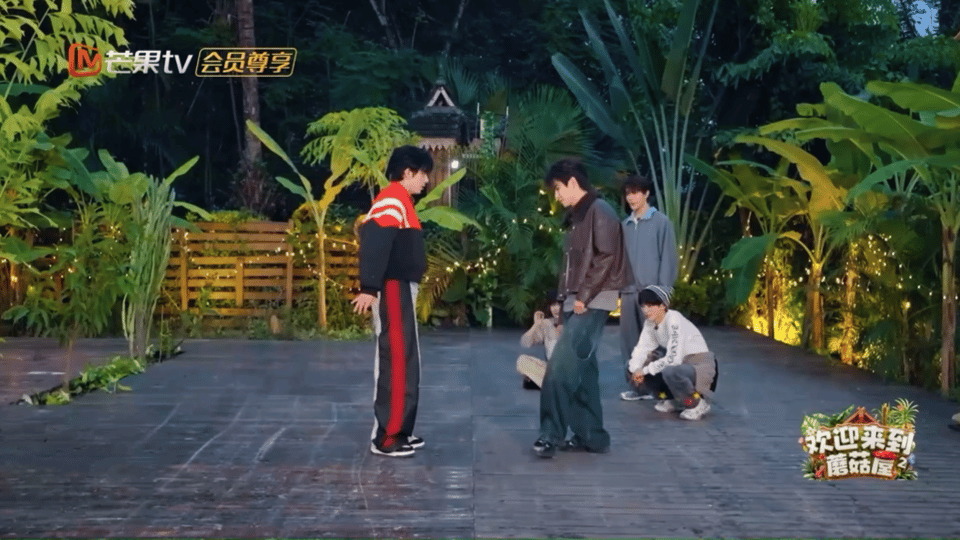 任豪 斗鸡王别人拼尽全力耗到筋疲力尽，他靠 苟着 战术轻松晋级决赛坐等张颜齐脚滑