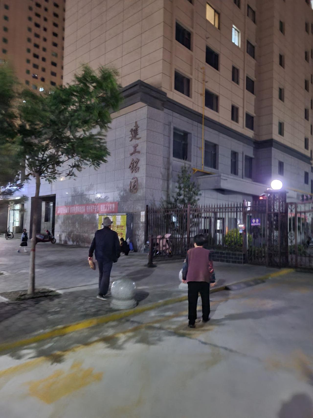 不知不觉间，原本威严的父母变得唯唯诺诺的。

前段时间，我爸进城看病，住在我家，