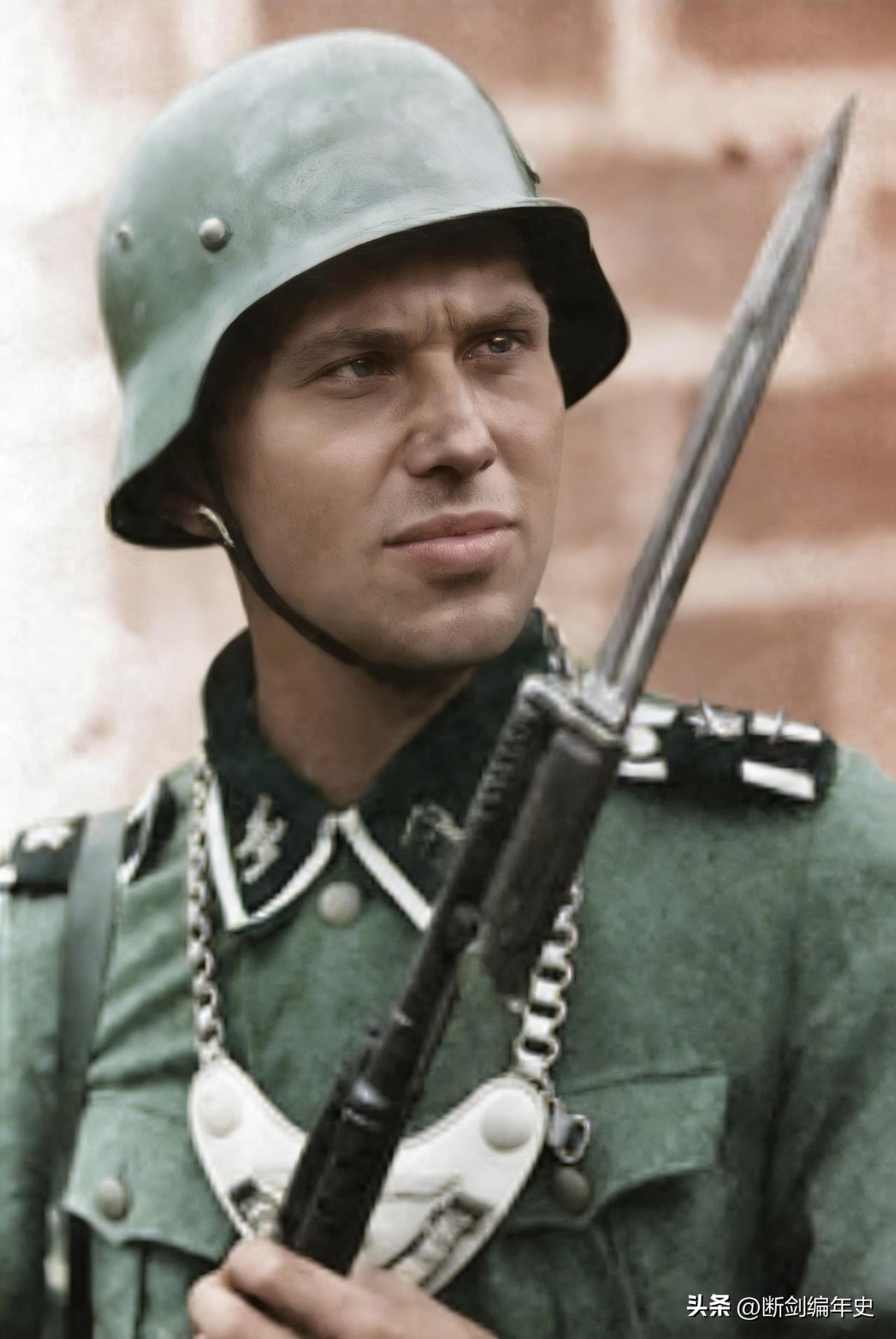 一名党卫军战地宪兵，他手中拿着的是一支带刺刀的苏制SVT-40半自动步枪。

历