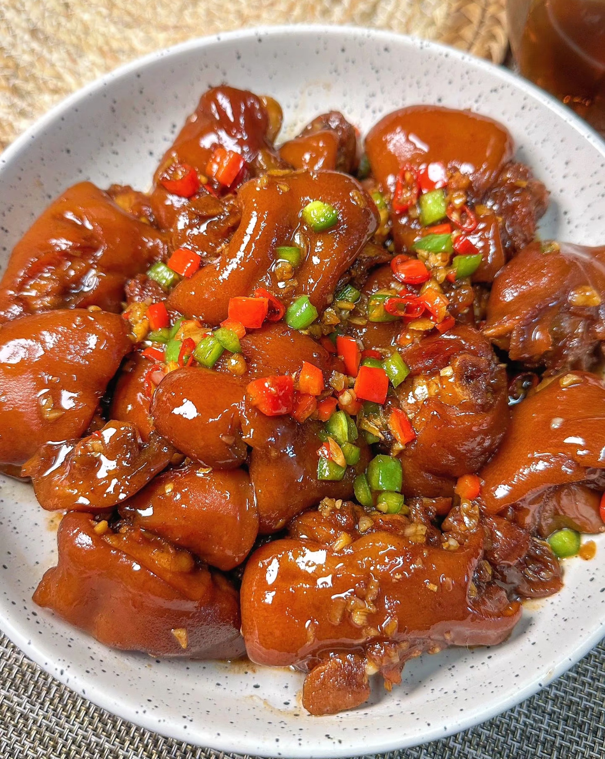 🐽秘制红烧猪蹄🍗红烧猪蹄是一道国民级硬菜，色泽红亮油润，肉质软糯脱骨却不烂，