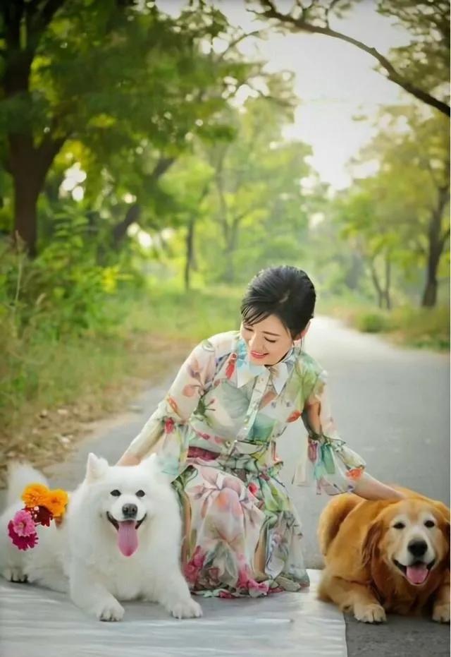 你发现没？只要你仔细观察，那些家里养狗狗猫猫的人们气质和别人不一样。每次出门碰到