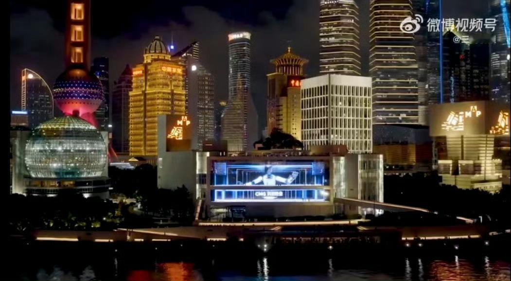 机器人点亮上海黄浦江巡游舞台机器人点亮上海黄浦江巡游舞台 江风拂过，水下机器人携
