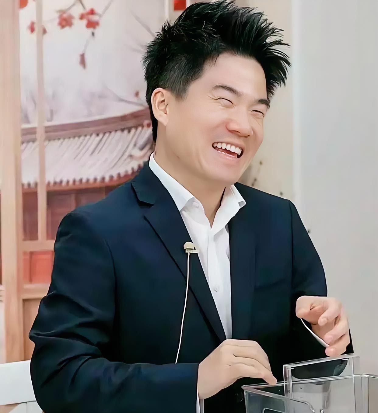 3.55亿！3.3亿！
这战绩简直炸裂到离谱！
多少人看到这直播间的销售数据，激