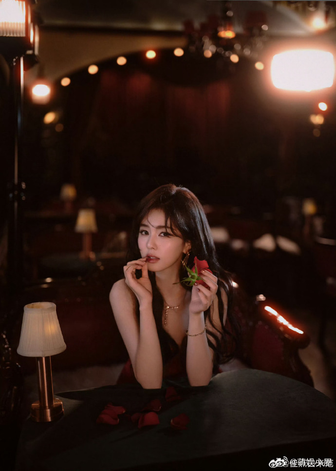 白鹿带着李佩仪参加微博之夜带着李佩仪参加微博之夜的白鹿 微博之夜被白鹿和李佩仪圈