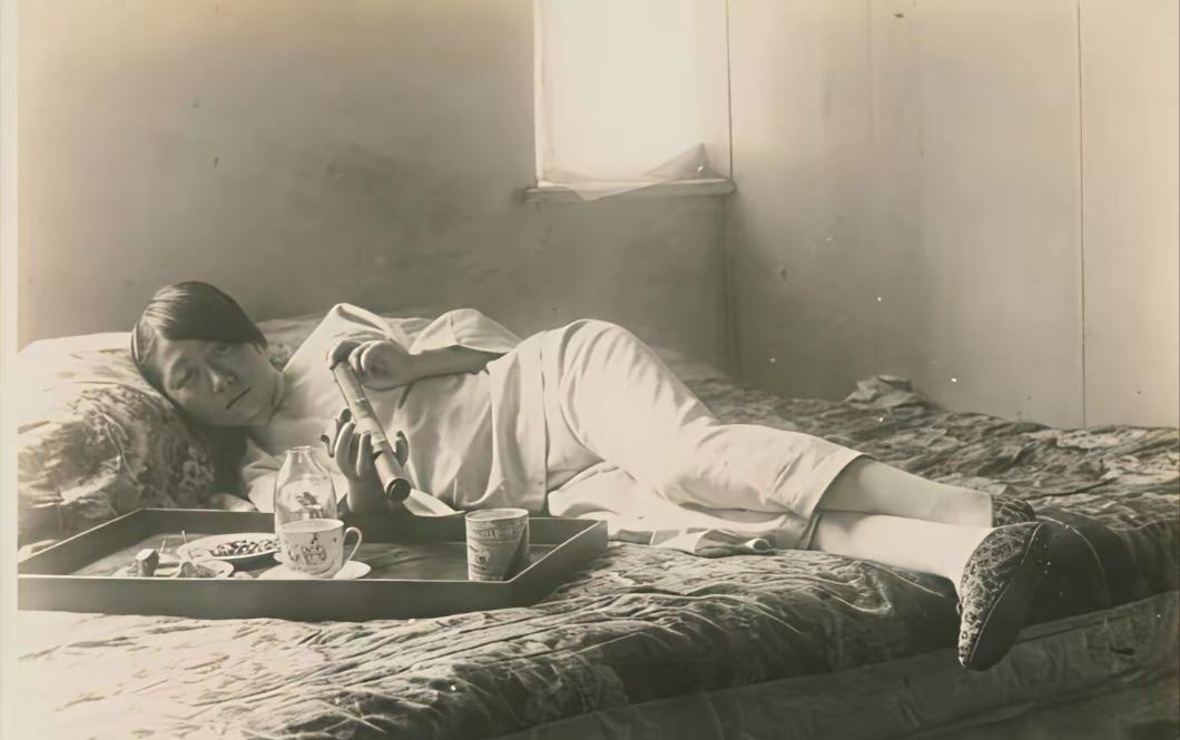 1946年，末代皇后婉容死后，她长期吸食鸦片，满是溃疮的尸体，被扔进臭水沟。相片