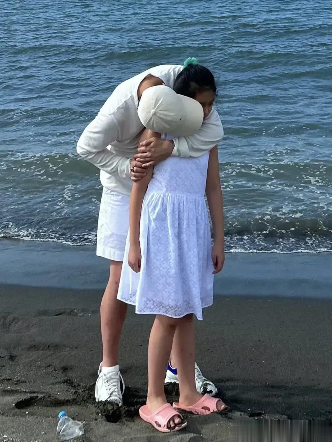 汪小菲带儿女去海边玩儿，女大要避父，汪小菲和小玥儿互动的肢体接触好尴尬！

小玥