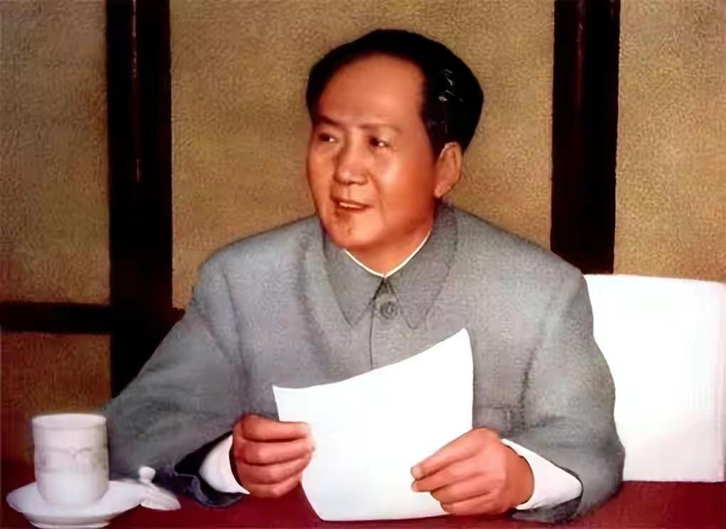 1953年8月，有关方面给毛主席送了一份报告，是关于龙云的。龙云曾是云南王，有自