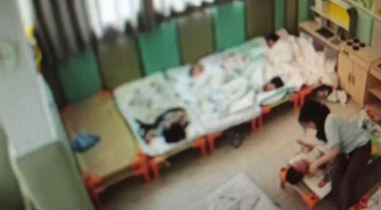 【上海托育园老师虐童仅处警告引争议，周兆成：处罚有法定边界，民事追责不能断】
 