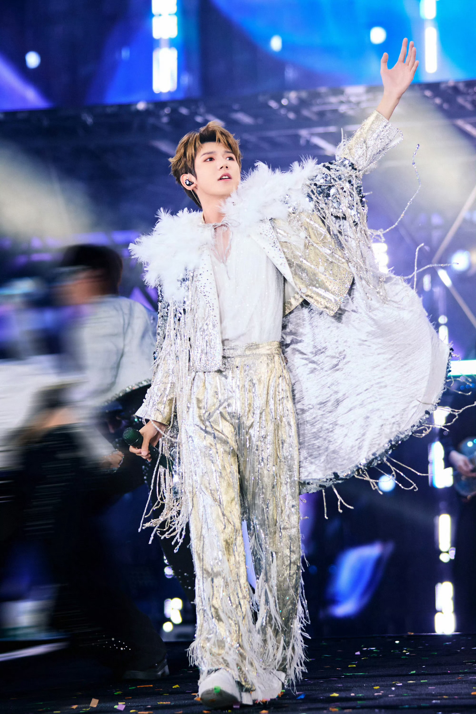 knowknow晒与王源合影原来knowknow也去看了王源成都演唱会，还和王源