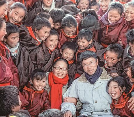 2000年，33岁的男子哄骗刚出月的妻子出门旅游。哪料，现场却是一群嬉闹的孩子。
