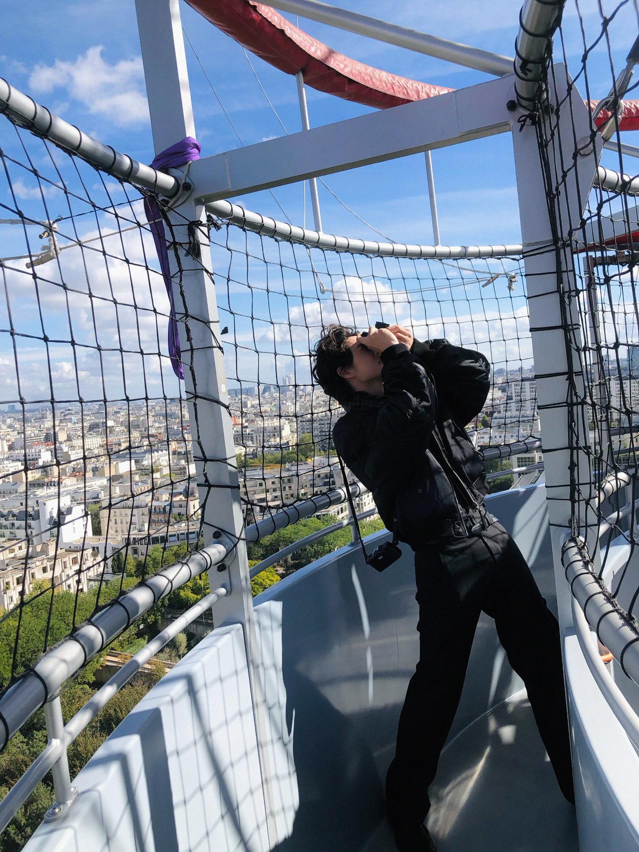 巨星王一博的巴黎时装周进行时……
「Paris BO log」
换个角度看王一博