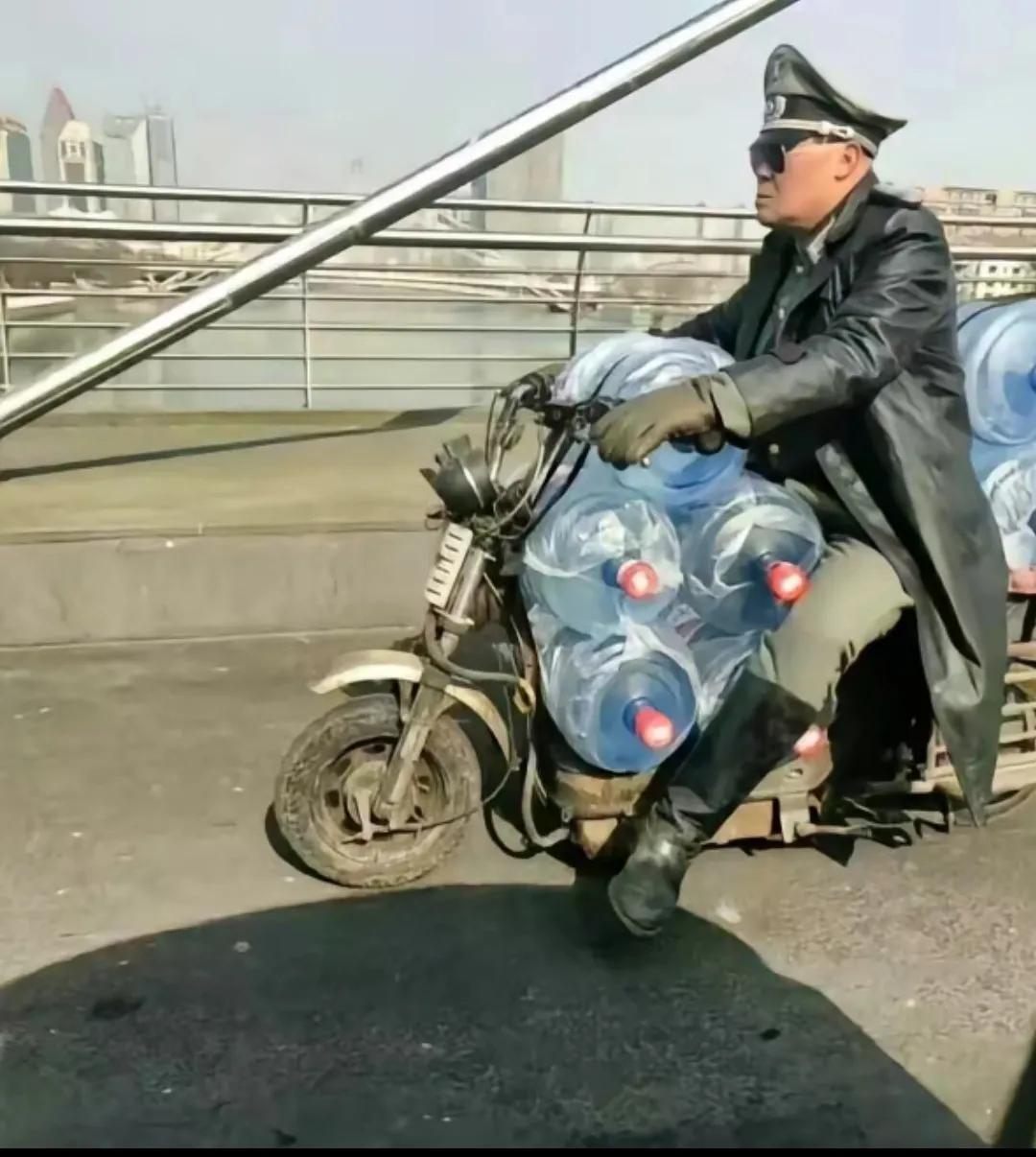沙漠之壶——由于战事紧张，将军亲自骑摩托往前线送水！