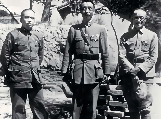 1943年，刘伯承和彭德怀一起离开前线，返回 延安 ，为了保护他们的安全，部队派