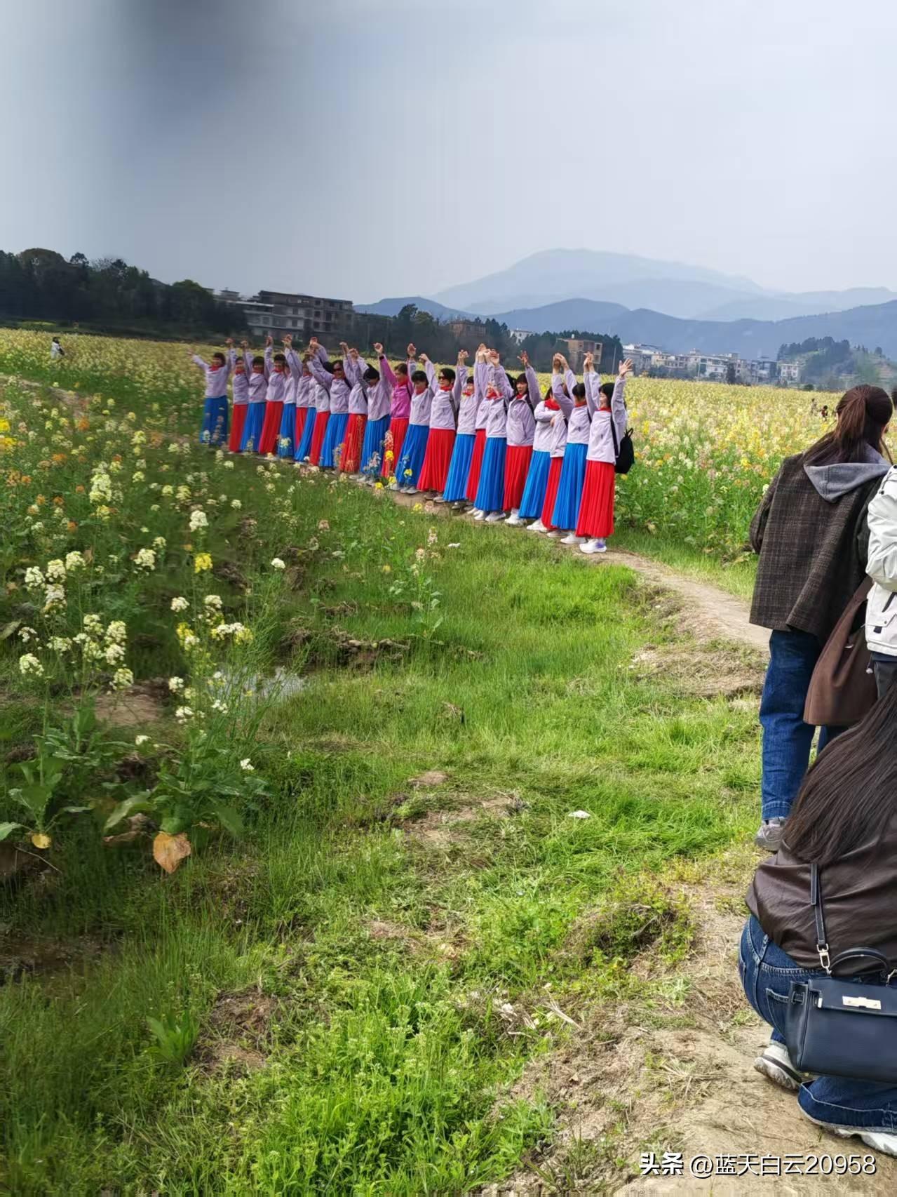 姐姐的女儿结婚时，姐姐姐夫反对，理由是男方的父母是地地道道的农民，没社保，没养老