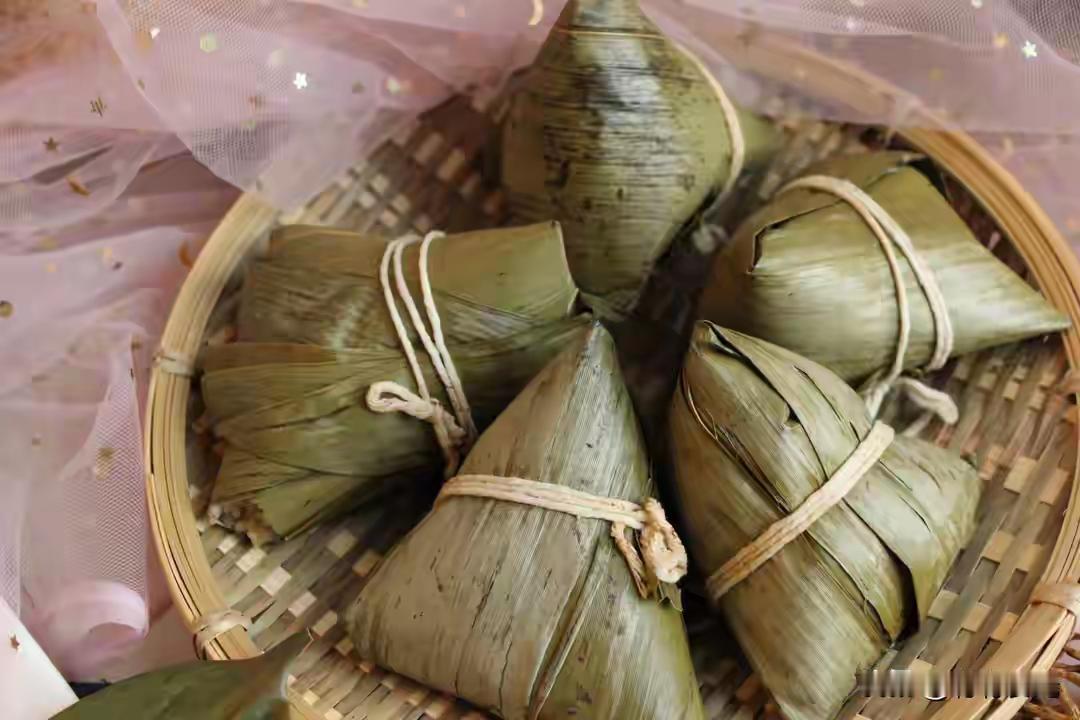 在我国诸多节日中，端午是一个非常不像节日的节日。
没有划龙舟习俗的地方，端午就是