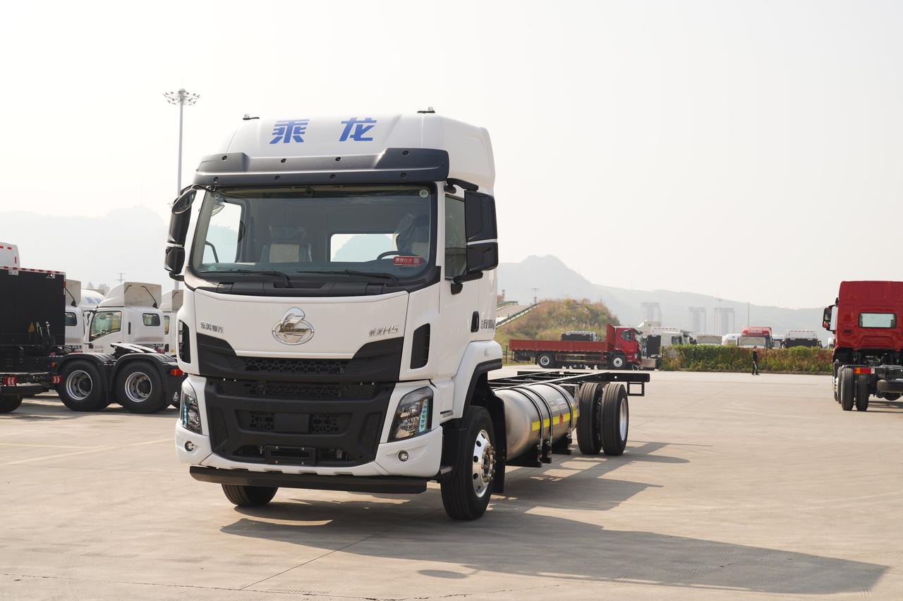 乘龙 H5 LNG 大单桥卡车，可选装750L气瓶，在满气状态下，续航可达150