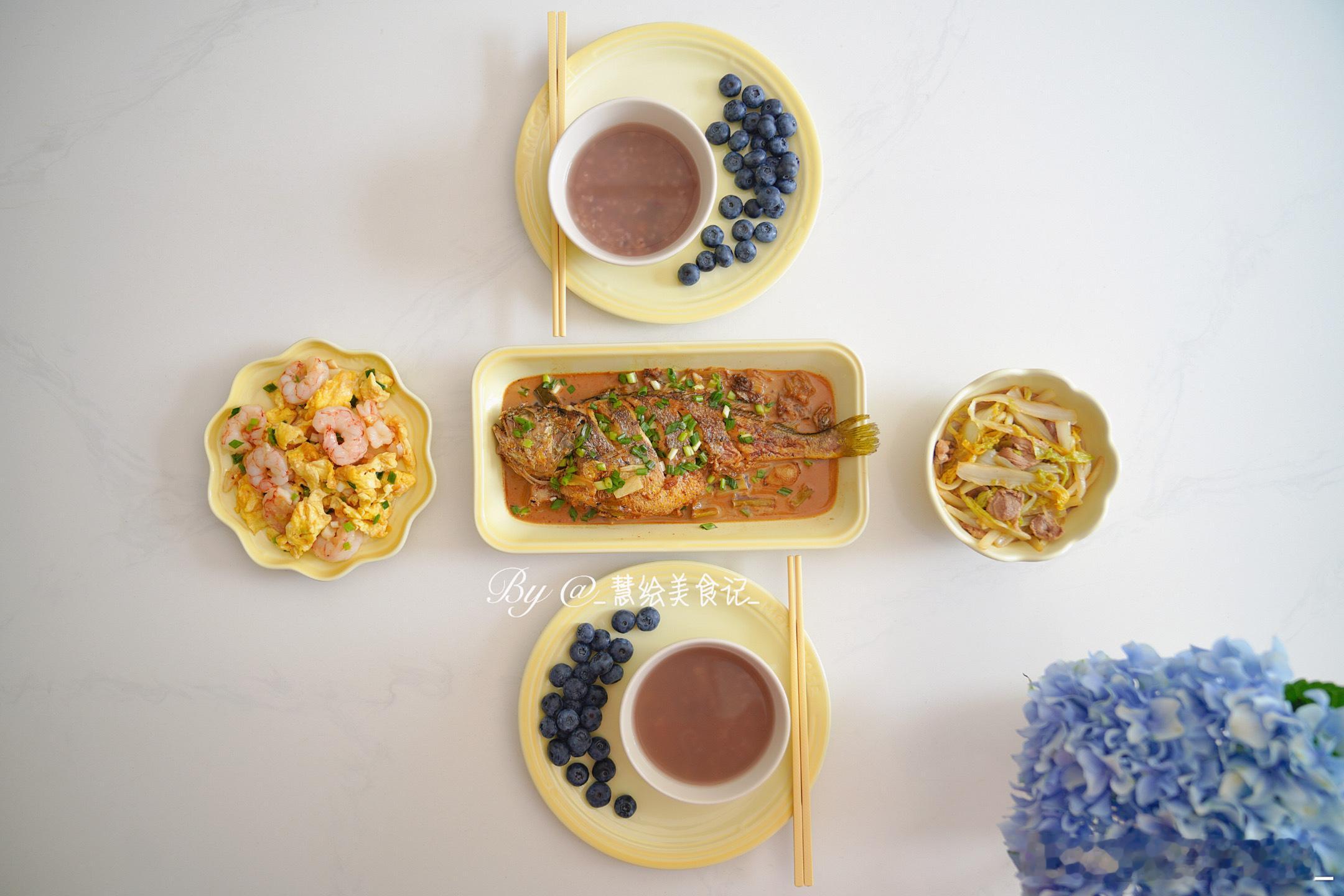 晚上好呀~晚饭🍚做了红烧鱼、滑蛋虾仁、娃娃菜炒肉，搭配红豆薏米粥、蓝莓~我的美