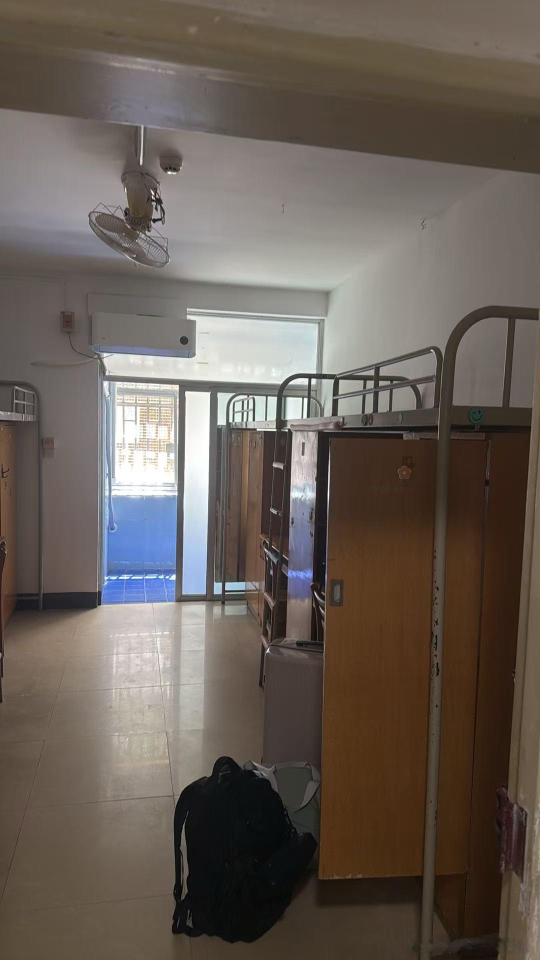 这是群里面看到别的学院别的系的学生宿舍[允悲]，真的有这么老旧的宿舍，还有更老的
