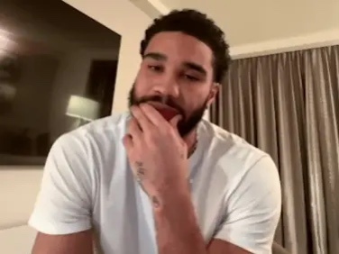 塔图姆：詹姆斯也就能打1-2年了，他退役时会和乔丹一样轰动近日，凯尔特人球员杰森