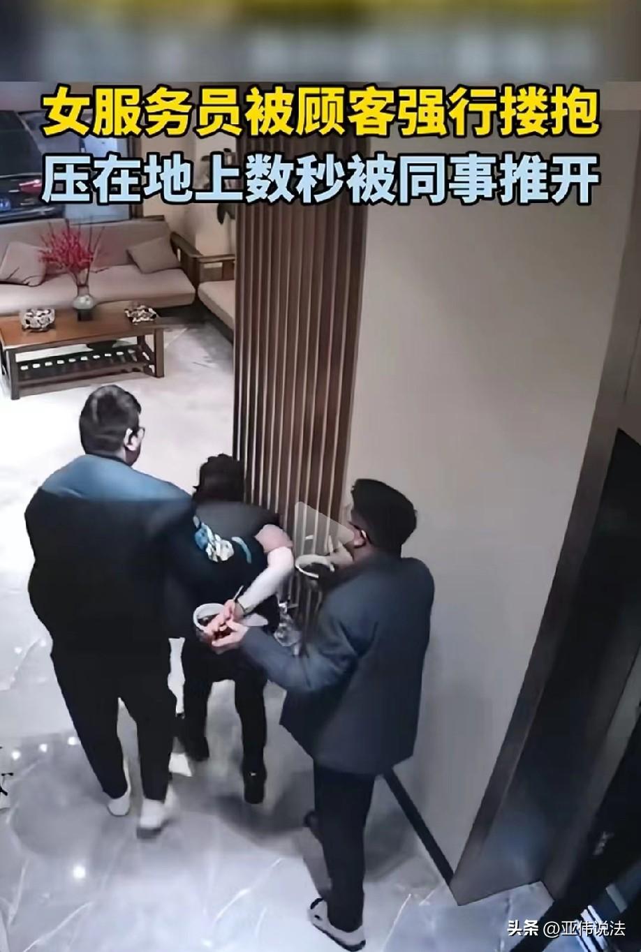 太嚣张了！一男子入住酒店乘电梯时，看到电梯口礼貌指引的女服务员漂亮，他竟色心大发