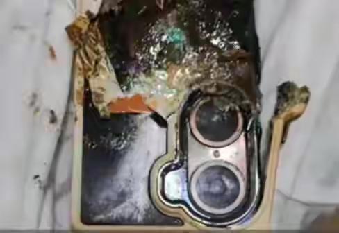 四川成都一女子睡前把手机放枕边充电，凌晨突然爆炸，屋内瞬间烟雾缭绕，万幸人和家具