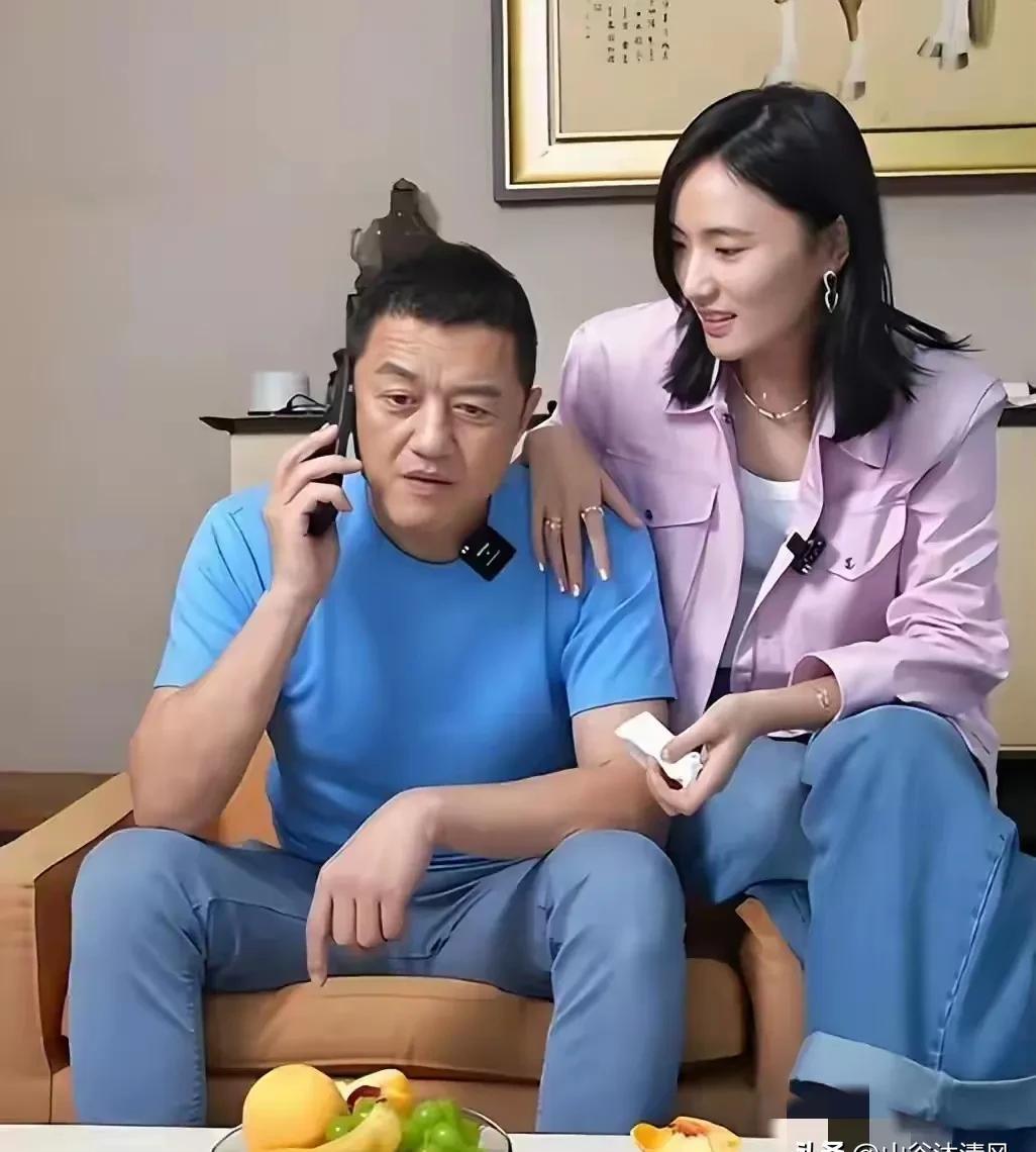 他蹲在工地墙角啃馒头，手机突然响了。
女儿在视频里举着满分试卷，笑得眼睛没缝。