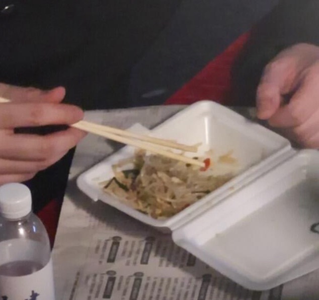 会一半一半吃饭的乖巧小孩 