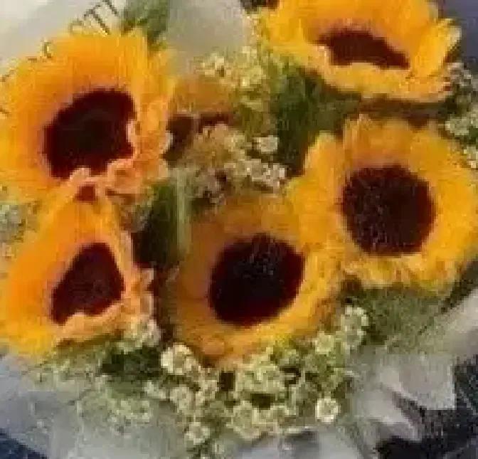 我把一次性洗脸巾丢进垃圾桶，老妈光速捡回，先擦餐桌再蹭灶台，最后蹲地抹地板。
我