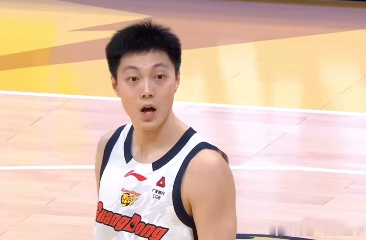 胡明轩伤情恶化！脚部发炎剧痛难行，国家队好友齐送暖，球迷心疼不已近日，海外训练机